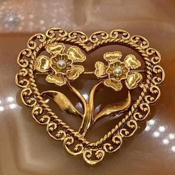 Romantic Openwork Heart Brooch with Two Flowers - Picture 1 of 6